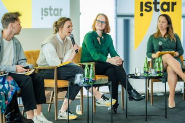 Účastníci konference při konverzaci