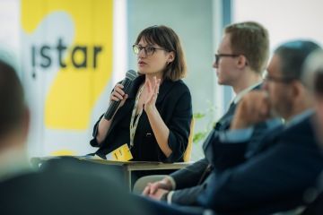 Účastníci konference v debatě